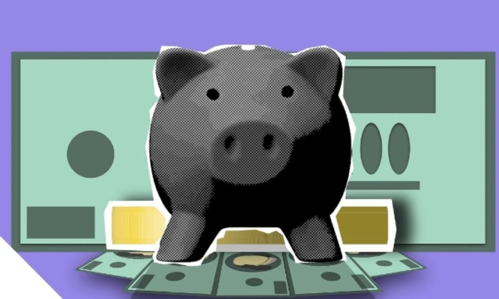 Cofrinho de porco sobre notas, ilustrando como juntar 10 mil reais