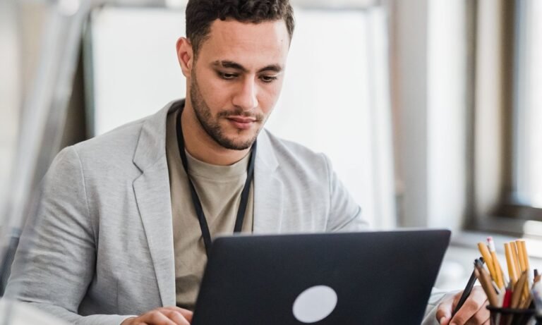 Freelancer trabalhando no notebook e calculando quanto cobrar por hora