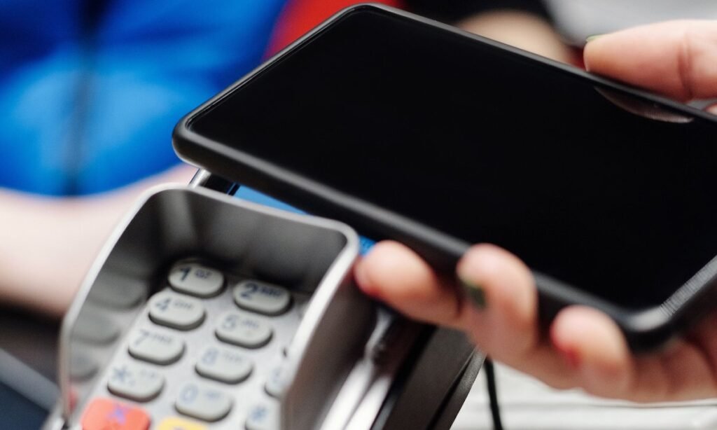 Pessoa paga pelo celular na maquininha e se pergunta quanto custa o Pix parcelado