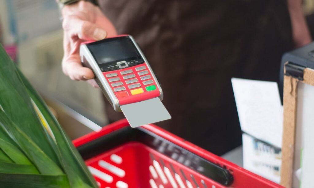 Cliente pagando no caixa do supermercado, onde os pontos Stix são resgatados