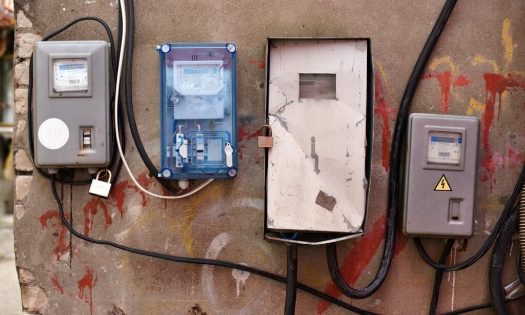 Medidores de energia elétrica na parede, equipamento trocado na tarifa branca de energia