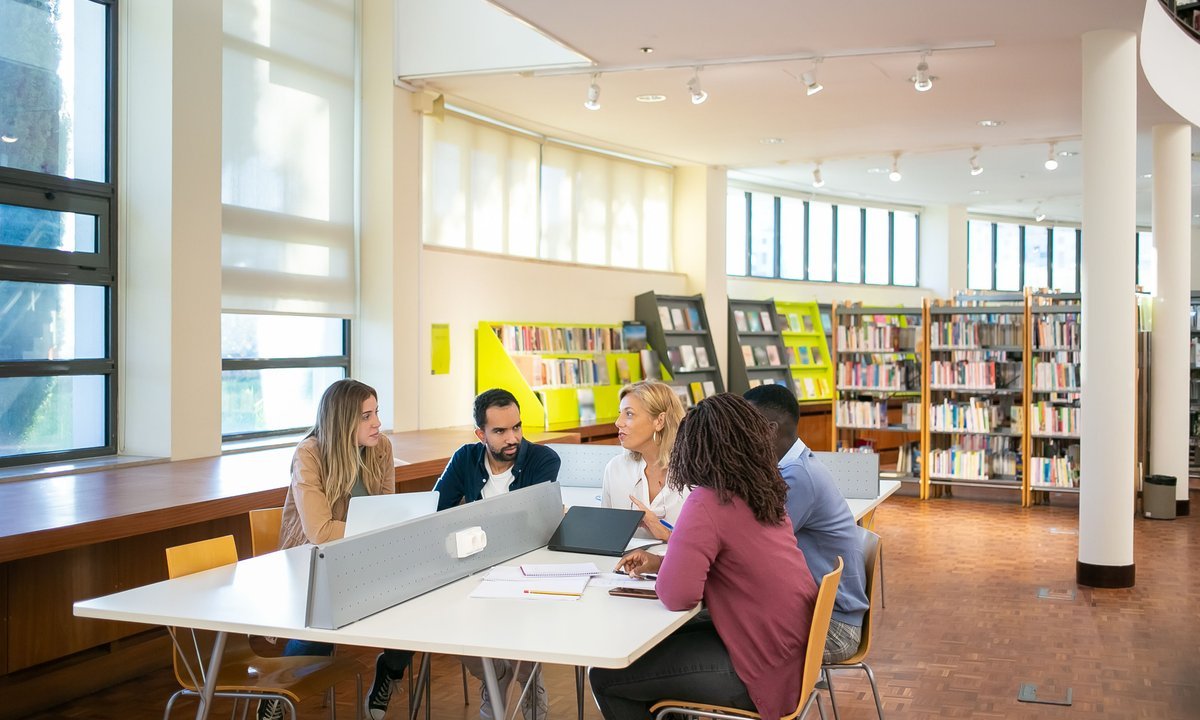 Sala de estudos com estudantes, período coberto pela renda mensal do Tesouro Educa+