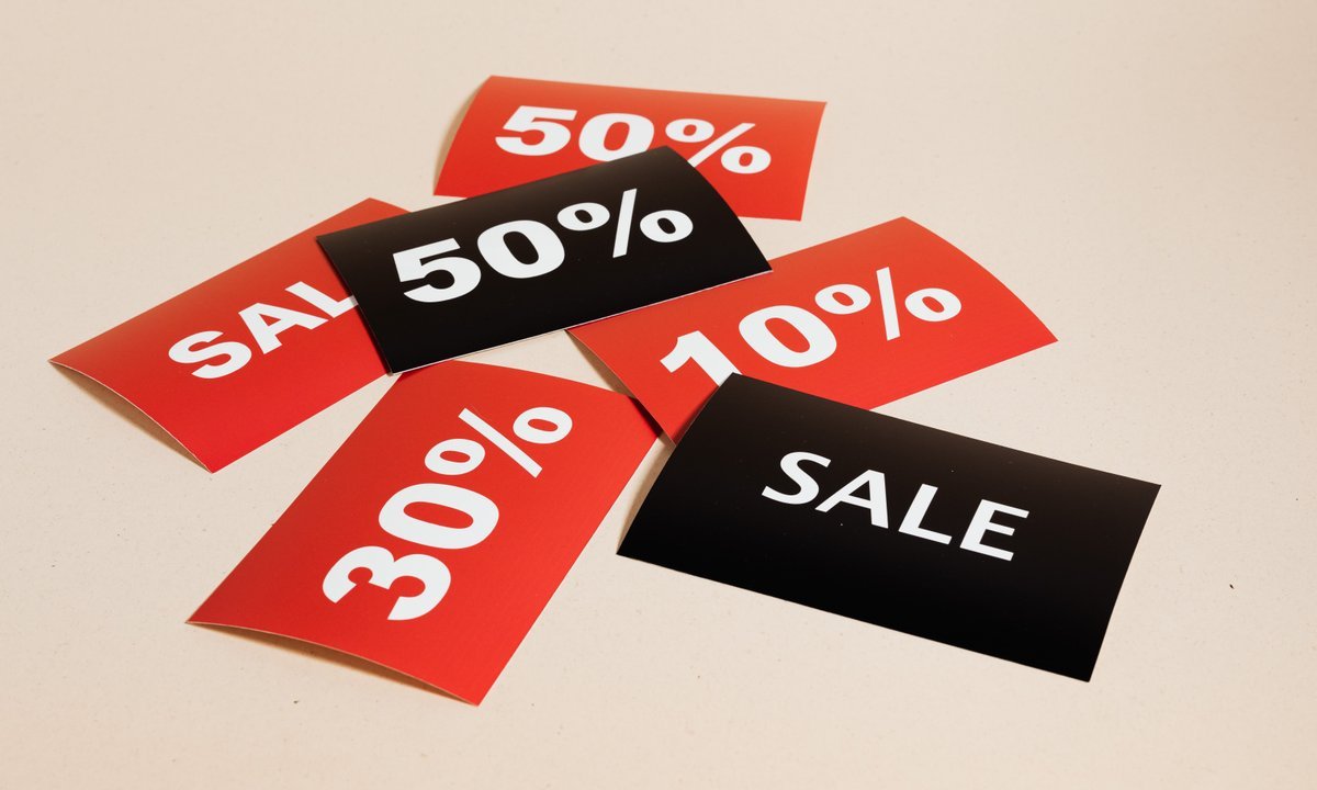 Etiquetas vermelhas e pretas de desconto com 30%, 50% e sale, tema da Black Friday 2026