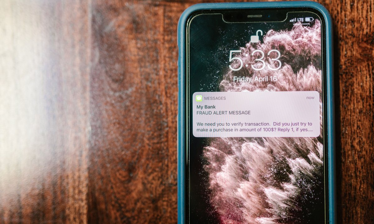 Celular sobre a mesa com notificação na tela de bloqueio, como as ofertas de crédito que o BC permitirá bloquear