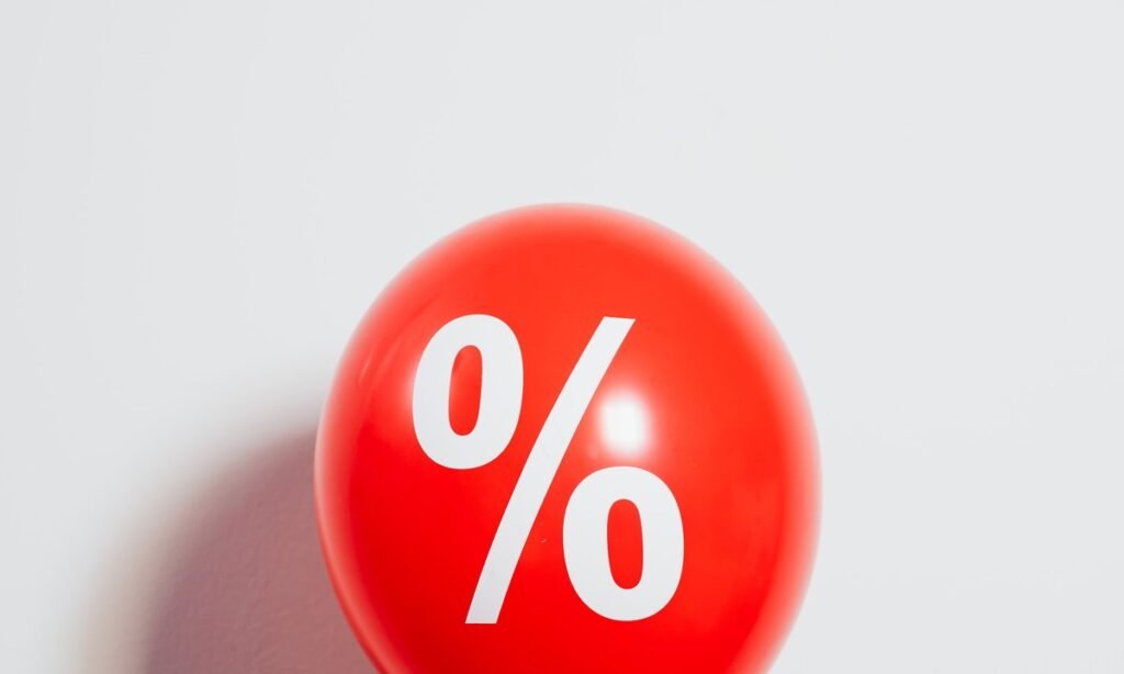 Símbolo de porcentagem em vermelho, taxa Selic decidida no Copom de novembro de 2026