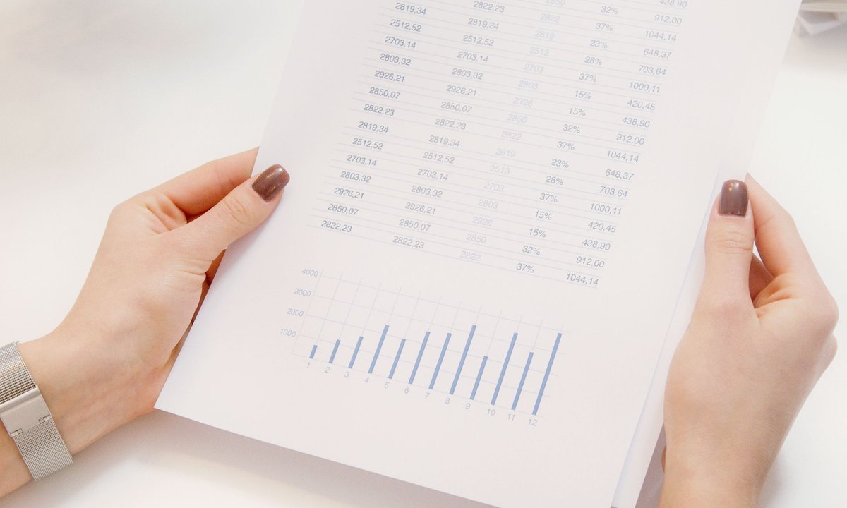 Pessoa conferindo o holerite com a calculadora de salário líquido