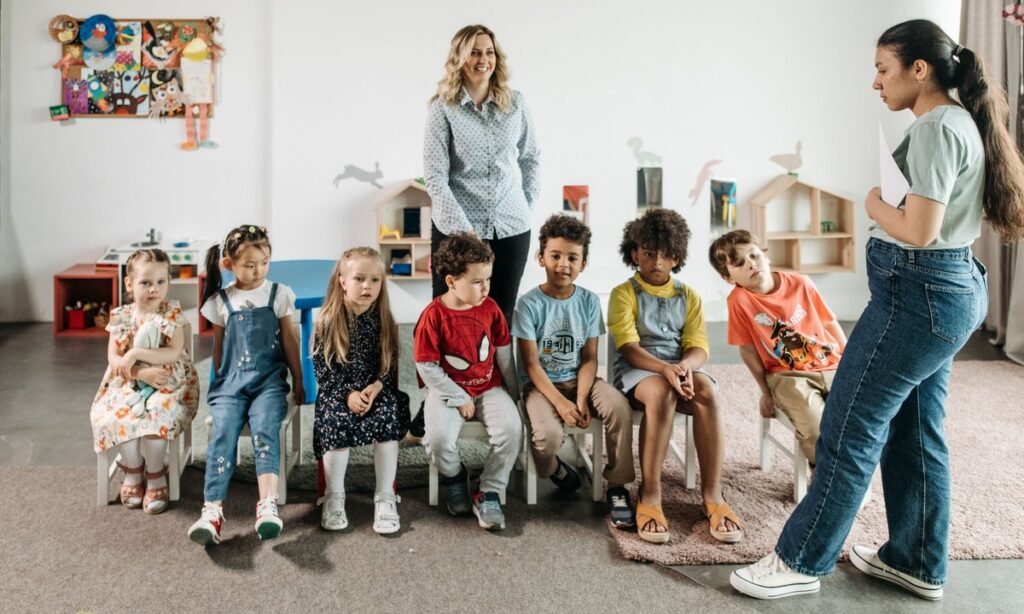 Crianças com educadoras em projeto social, destino de quem decide doar parte do Imposto de Renda
