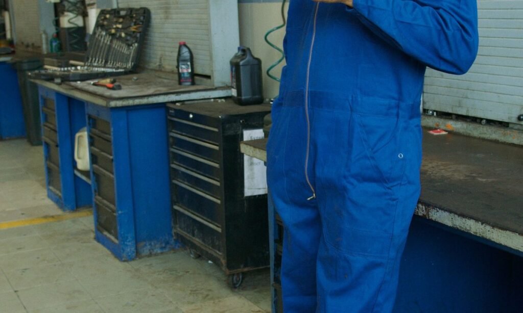 Trabalhador de uniforme em oficina, público que pode ter direito no prazo do abono salarial