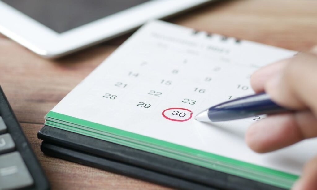 Calendário com data marcada para a primeira parcela do 13º
