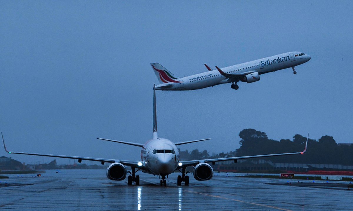 Avião decolando na pista, viagem feita com milhas sem vender milhas