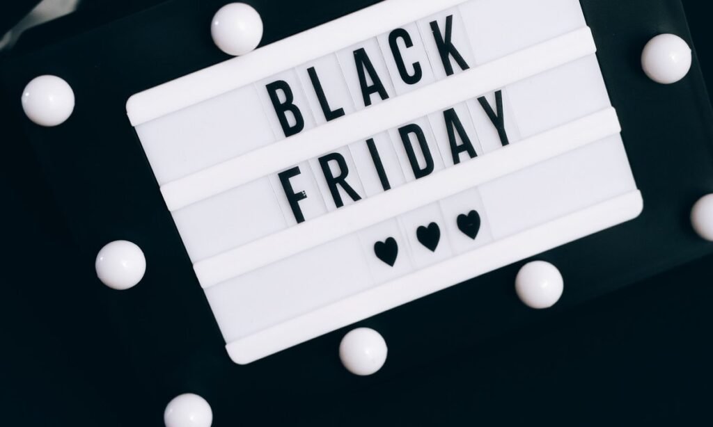 Placa com a frase Black Friday, tema do desconto da Black Friday