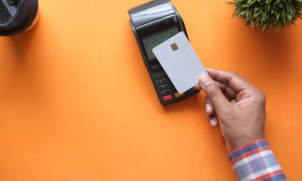 Pagamento com cartão na maquininha, compra no parcelado sem juros