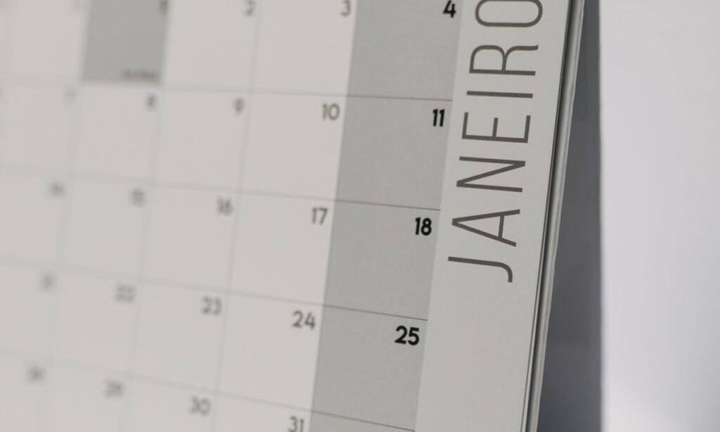 Calendário de janeiro na mesa, planejamento das férias coletivas de fim de ano