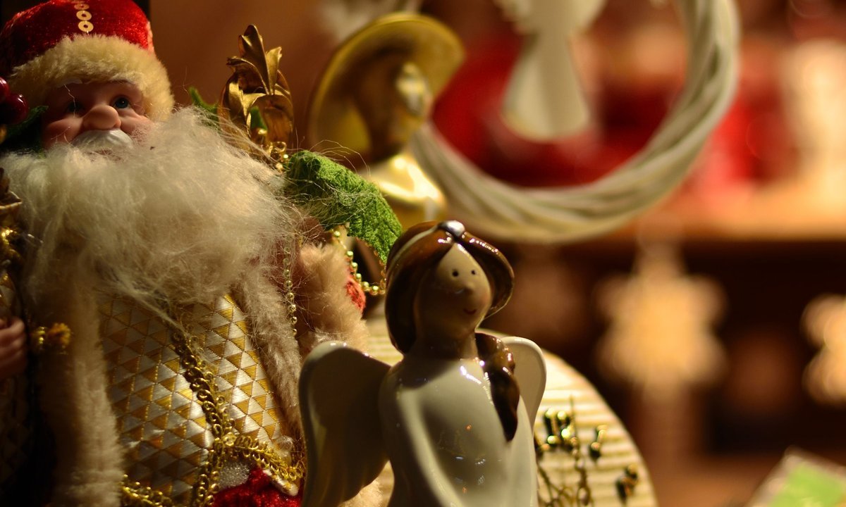 Enfeites de Natal, época do pagamento que a calculadora de 13º salário simula