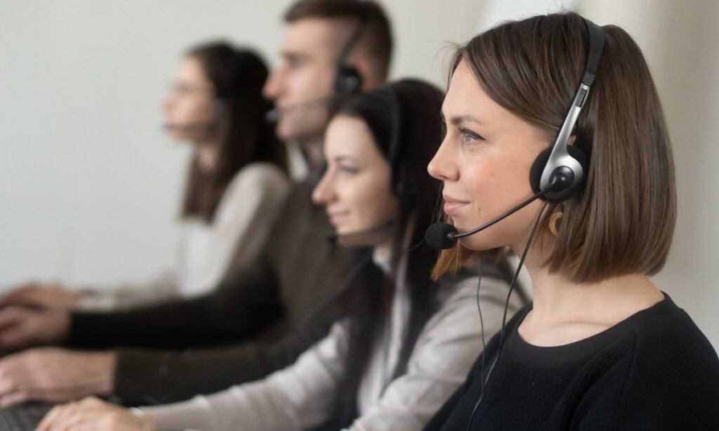 Atendentes de call center com headset: novo decreto do SAC exige atendimento humano