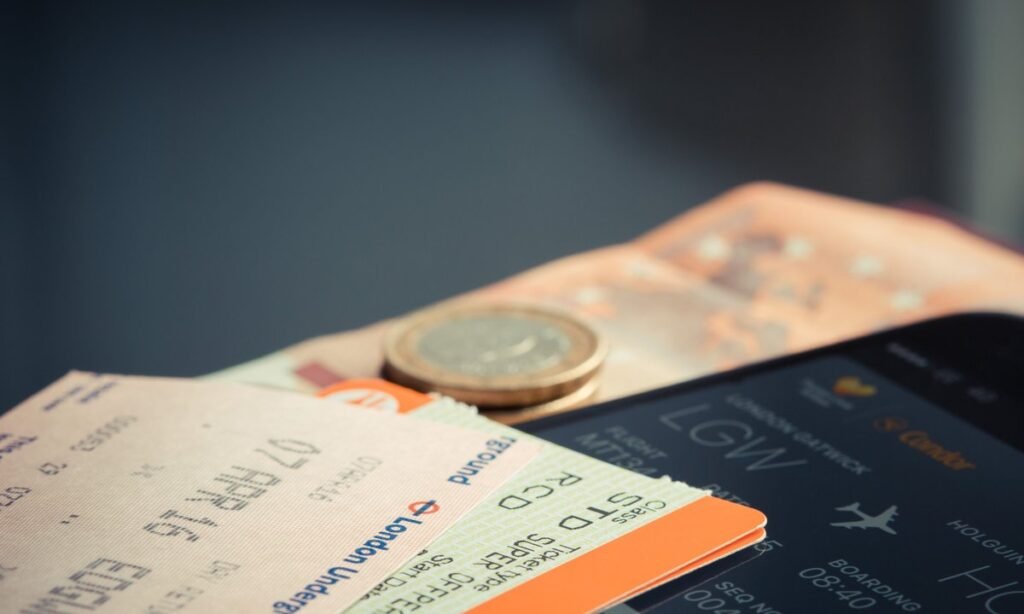 Cartões de embarque de passagem aérea sobre a mesa, tema da passagem com milhas para terceiros