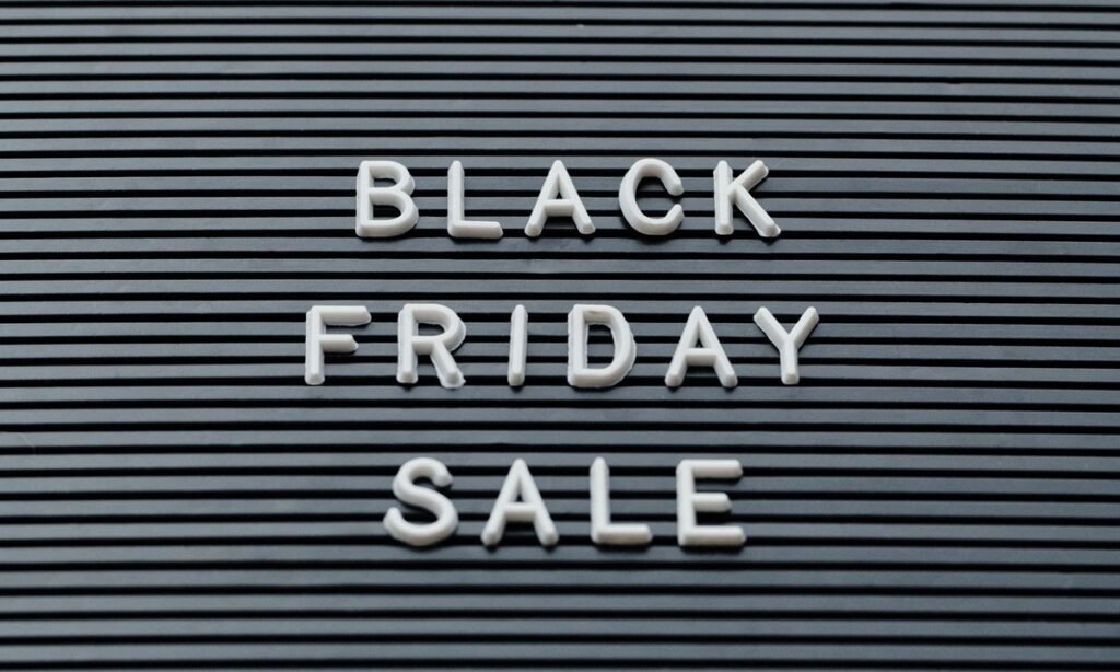 Placa com letras brancas escrito Black Friday Sale, para lembrar quando é a Black Friday 2026