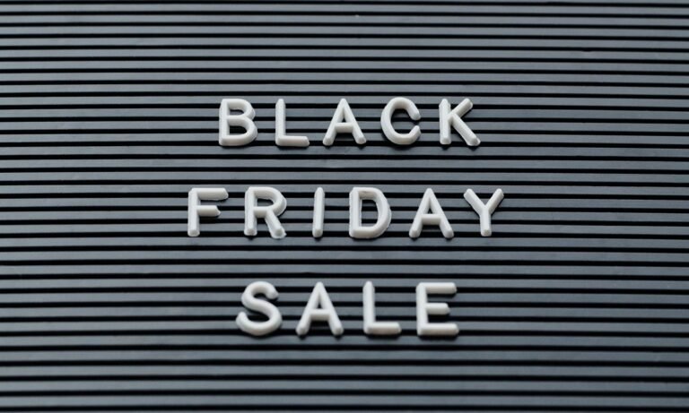 Placa com letras brancas escrito Black Friday Sale, para lembrar quando é a Black Friday 2026