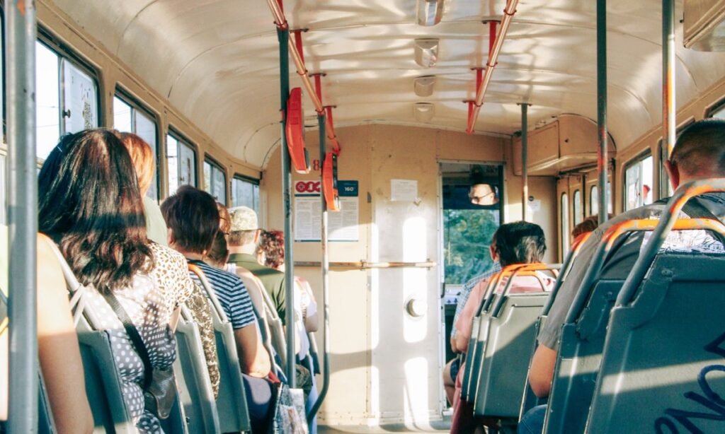 Passageiros dentro de ônibus urbano lotado, como no transporte gratuito no segundo turno